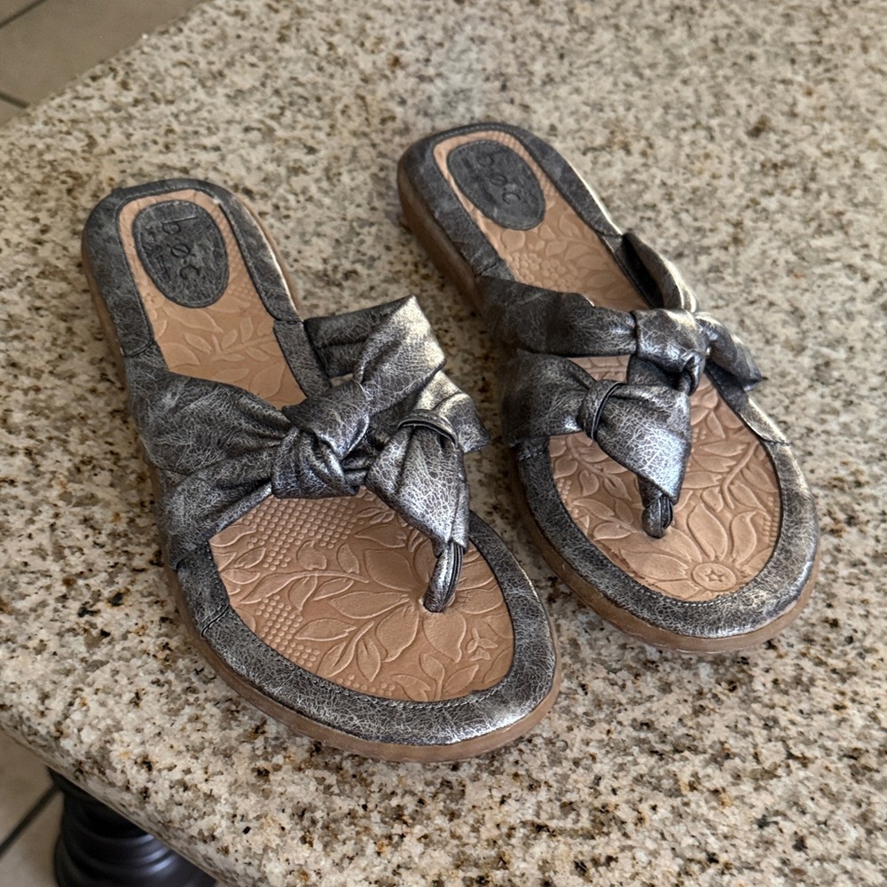 boc Metallic Pewter Knot-Front Toe-Loop Sandals